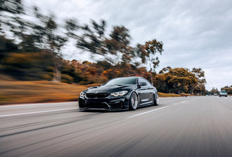 auto-sportiva-percorre-strada